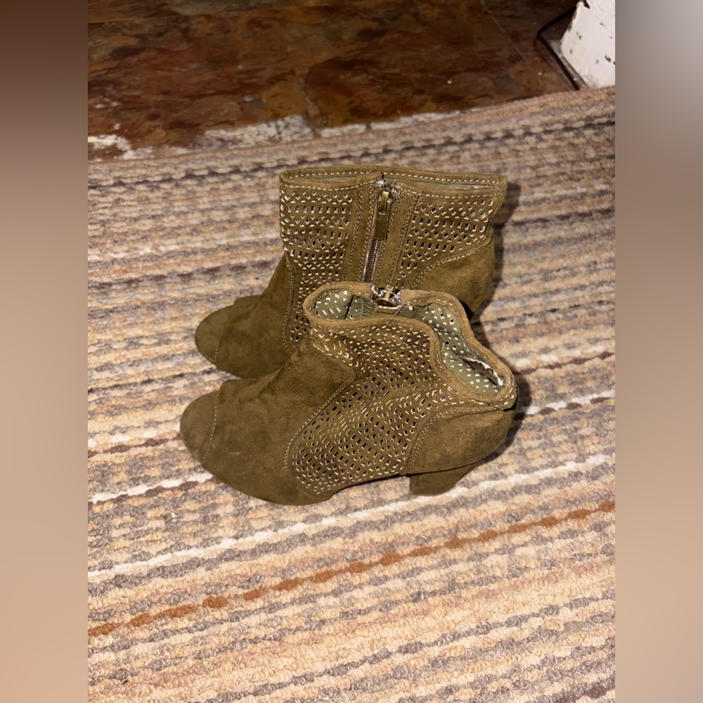 Bamboo • Green Booties - Picture 2 of 2